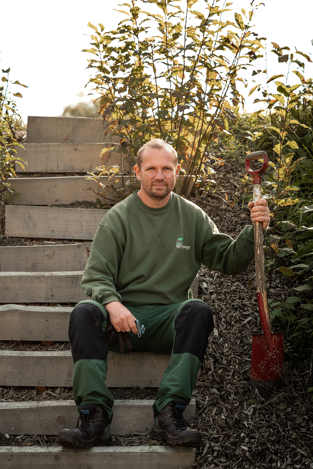 Martin gør klar til at arbejde i skovhaver